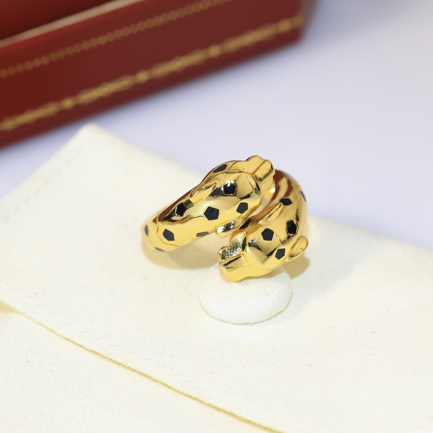 P110 Anel de leopardo dominante anel de cabeça de leopardo duplo 💍Panthère de Cartier pulseira de leopardo floral em ouro branco 18K! Chita redonda brilhante diamante esmeralda - como a imagem icónica do animal de Cartier apareceu pela primeira vez em 1914 Louis Cartier usou pela primeira vez os elementos decorativos da chita; e Jean Toussaint, que trabalhou em estreita colaboração com ele na criação da chita também favoreceu a chita Material de ouro asiático Todos os tamanhos! Bolsas de alta qualidade com logótipo gravado