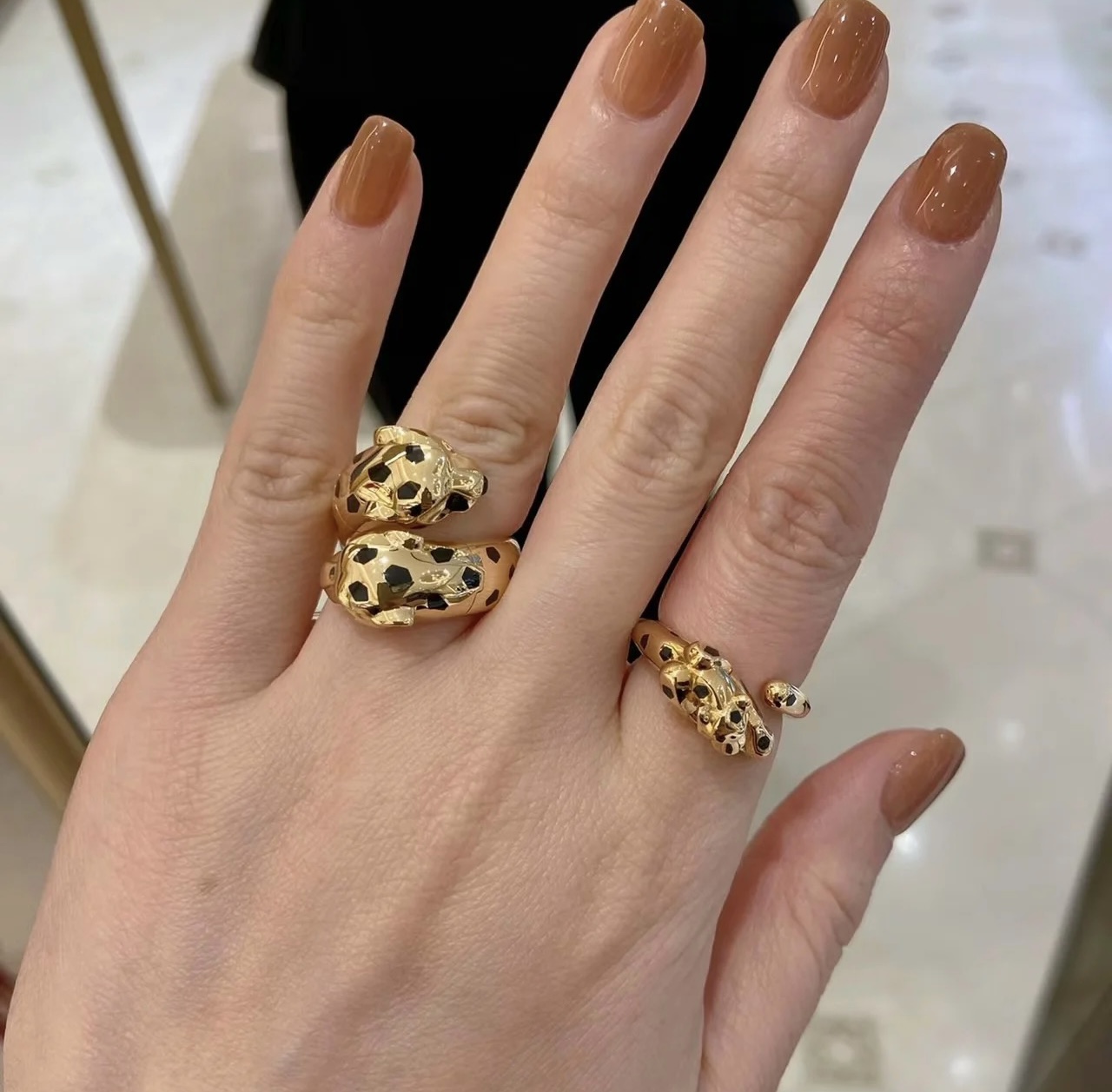 P110 Anel de leopardo dominante anel de cabeça de leopardo duplo 💍Panthère de Cartier pulseira de leopardo floral em ouro branco 18K! Chita redonda brilhante diamante esmeralda - como a imagem icónica do animal de Cartier apareceu pela primeira vez em 1914 Louis Cartier usou pela primeira vez os elementos decorativos da chita; e Jean Toussaint, que trabalhou em estreita colaboração com ele na criação da chita também favoreceu a chita Material de ouro asiático Todos os tamanhos! Bolsas de alta qualidade com logótipo gravado