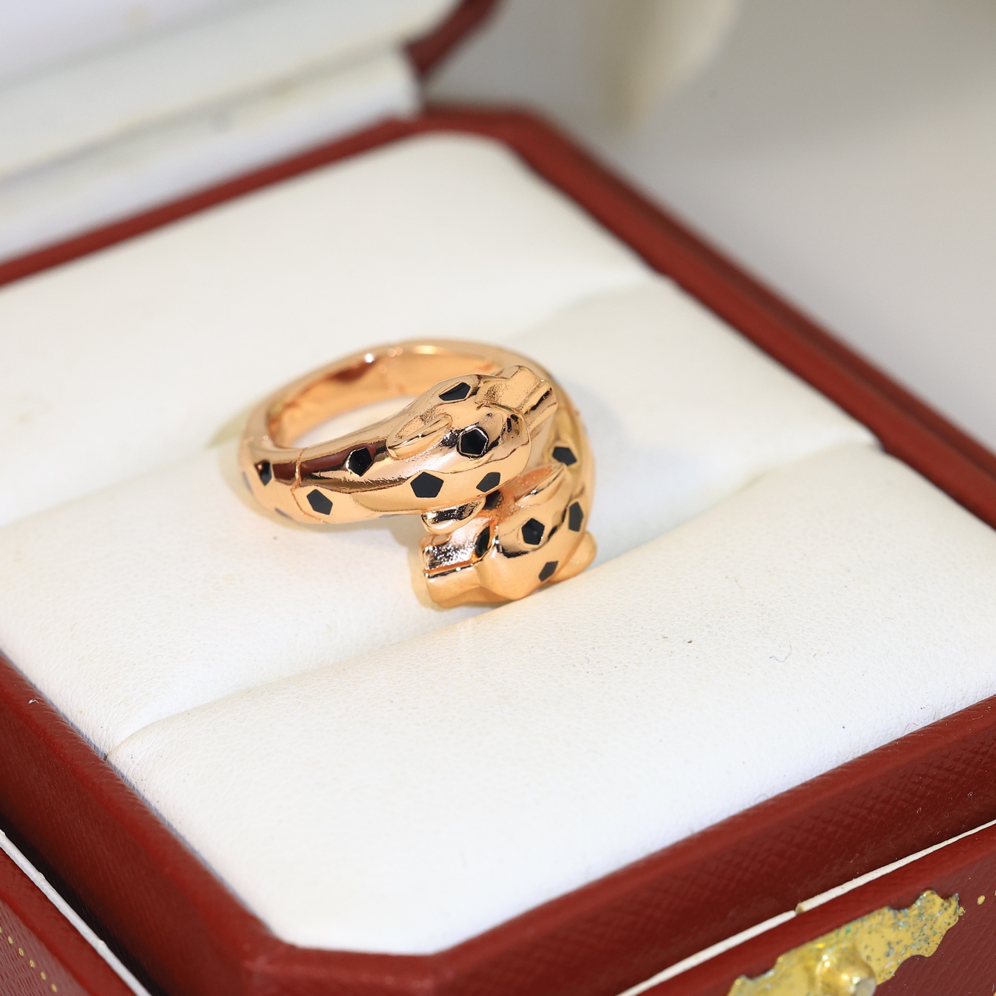 P110 Anel de leopardo dominante anel de cabeça de leopardo duplo 💍Panthère de Cartier pulseira de leopardo floral em ouro branco 18K! Chita redonda brilhante diamante esmeralda - como a imagem icónica do animal de Cartier apareceu pela primeira vez em 1914 Louis Cartier usou pela primeira vez os elementos decorativos da chita; e Jean Toussaint, que trabalhou em estreita colaboração com ele na criação da chita também favoreceu a chita Material de ouro asiático Todos os tamanhos! Bolsas de alta qualidade com logótipo gravado