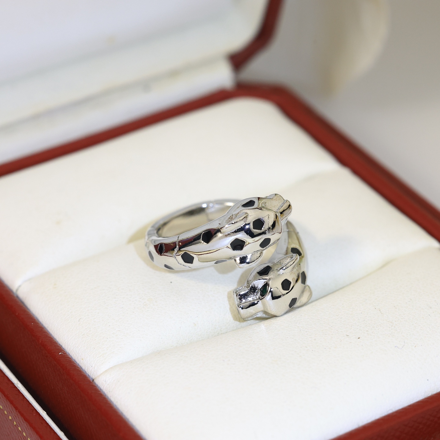 P110 Anel de leopardo dominante anel de cabeça de leopardo duplo 💍Panthère de Cartier pulseira de leopardo floral em ouro branco 18K! Chita redonda brilhante diamante esmeralda - como a imagem icónica do animal de Cartier apareceu pela primeira vez em 1914 Louis Cartier usou pela primeira vez os elementos decorativos da chita; e Jean Toussaint, que trabalhou em estreita colaboração com ele na criação da chita também favoreceu a chita Material de ouro asiático Todos os tamanhos! Bolsas de alta qualidade com logótipo gravado