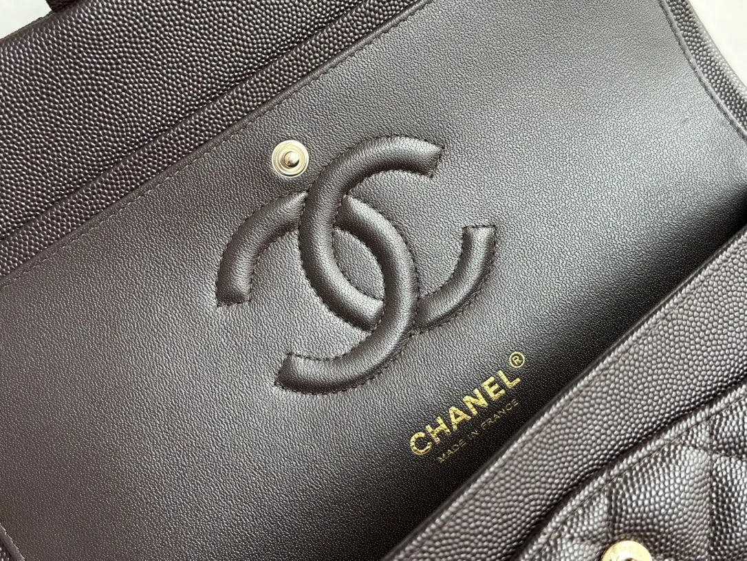 Picture [8]-Chanel Cf dark brown full name Classic Flao Size: 15.5*25.5*6.5cm Leather: original Haas fine ball caviar Hardware: 24K light gold plating The classic CF is to have the charm of the people fall in love with at first sight wherever you go is the movement of the elegant label Pure white color exudes the elegant and skilful goddess paradigm with the gold buckle exquisite luxury can be called a manual The first to see the choice of luxury goods to start Oh ~ 1112 - high imitation bags