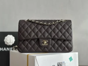 Chanel Cf dark brown full name Classic Flao Size: 15.5 * 25.5 * 6.5cm Leather: original Haas fine ball caviar Hardware: 24K light gold plating The classic CF is to have people fall in love with the charm of the first sight wherever you go is the movement of the elegant label Pure white exudes elegant and skilful goddess paradigm with the gold buckle exquisite luxury can be called the manpower to see the luxury goods! Beginner's choice oh ~ 1112 - high imitation bags