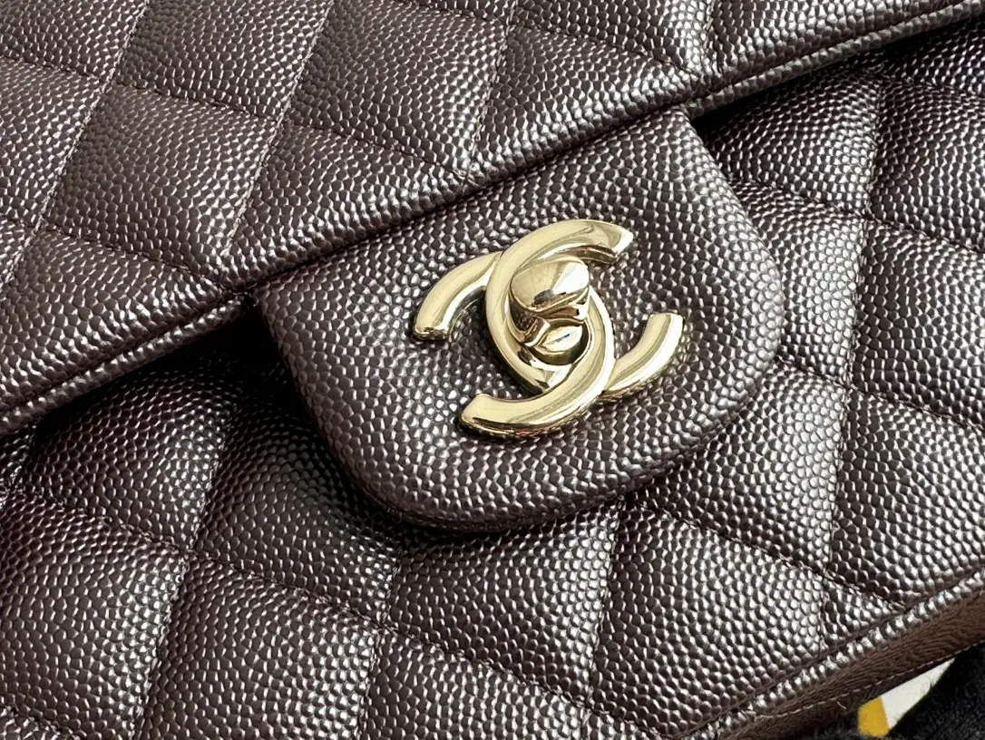 Picture [6]-Chanel Cf dark brown full name Classic Flao Size: 15.5*25.5*6.5cm Leather: original Haas fine ball caviar Hardware: 24K light gold plating The classic CF is to have the charm of the people fall in love with at first sight wherever you go is the movement of the elegant label Pure white color exudes the elegant and skilful goddess paradigm with the gold buckle exquisite luxury can be called a manual The first to see the choice of luxury goods to start Oh ~ 1112 - high imitation bags