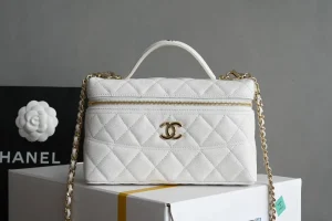 Chanel 25C white box clutch bag Les nouveaux éléments ont conçu une pochette à chaîne à la taille comme une œuvre d'art, les gens tombent amoureux à première vue goût de la mode unique est tout simplement élégant à l'extrême ah 〰️ est un artefact photographique peut être doux et cool incarnation parfaite Matériel : plaqué épais 𝟣𝟦𝗄. Cuir à boucle or clair : 𝗂𝗆𝗉𝗉𝖺𝗅𝖺