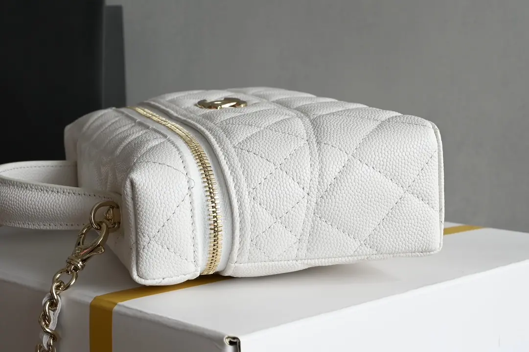 Chanel 25C pink box clutch bag Nouveaux éléments conçus une pochette à chaîne sens de la ligne comme une œuvre d'art fait tomber les gens amoureux à première vue goût unique de la mode est tout simplement élégant à l'extrême ah 〰️ est un artefact photographique peut être doux ou cool incarnation parfaite Matériel : plaqué épais 𝟣𝟦𝗄. Boucle or pâle Cuir : 𝗂𝗆𝗉𝗉𝖺𝗅𝖺 "Three Sheep" pompon Taille : 𝟣𝟩*𝟣𝟫.𝟧*𝟧𝟧𝟩𝟩*𝟣𝟫.