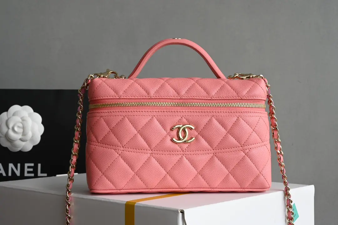 Chanel 25C rosa caixa saco de embreagem Novos elementos projetados uma cadeia saco de embreagem cintura senso de linha como uma obra de arte faz as pessoas se apaixonarem à primeira vista sabor único da moda é simplesmente elegante ao extremo ah 〰️ é um artefato fotográfico pode ser doce ou legal personificação perfeita Hardware: chapeado grosso 𝟣𝟦𝗄 Fivela de Ouro Pálido Couro: 𝗂𝗆𝗉𝗉𝖺𝗅𝖺 "Três Ovelhas" pom poms Tamanho: 𝟣𝟩*𝟣𝟫.𝟧*𝟧𝟧𝟩𝟩*𝟣𝟫.