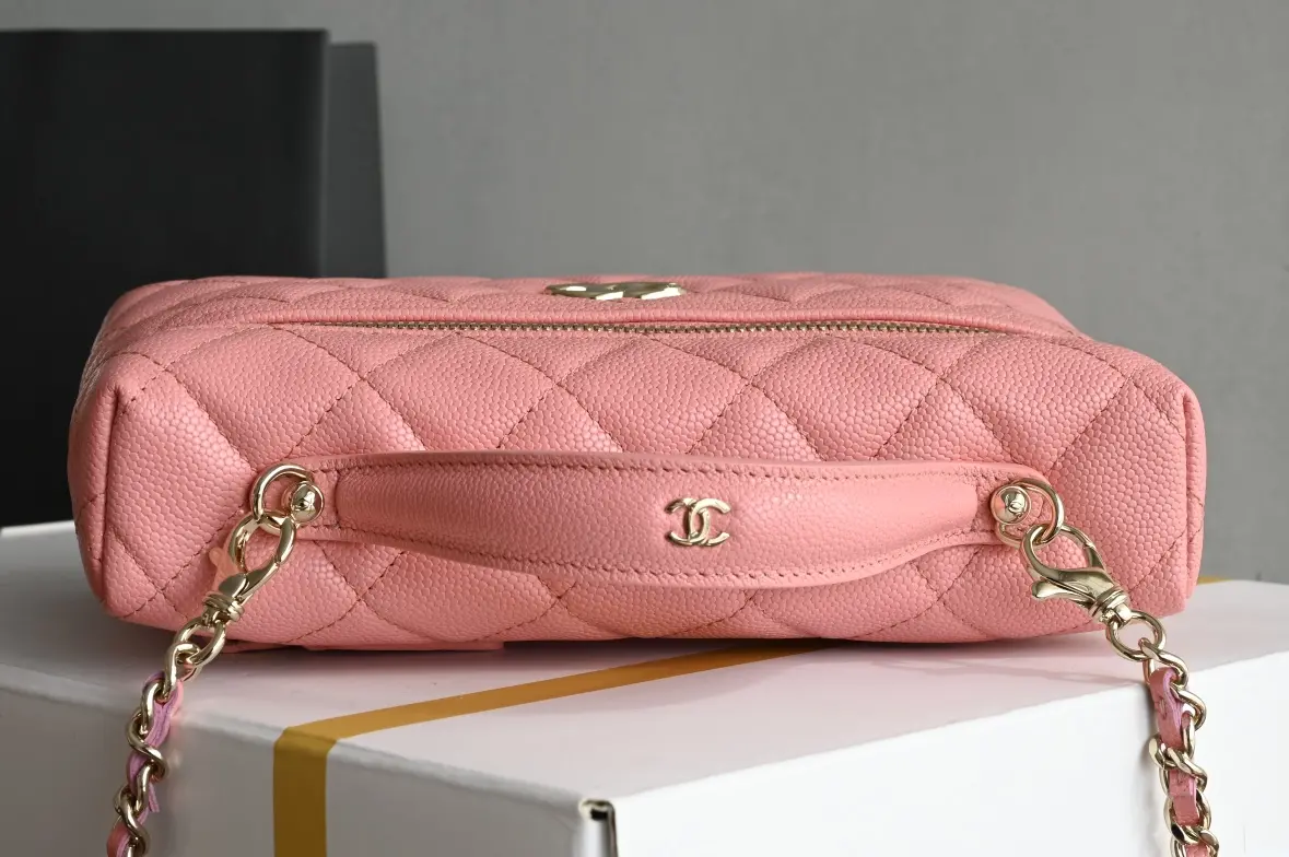 Picture [5]-Chanel 25C Pink Box Clutch Bag New element design of a chain clutch bag waistline sense of line like a work of art, so people fall in love at first sight unique fashion flavor is simply elegant to the extreme ah 〰️ is a photographic artifact can be a sweet and cool perfect embodiment of Hardware: Thick-plated 𝟣𝟦 𝗄 light gold buckle leather: 𝗂𝗆𝗉𝗉𝖺𝗅𝖺 "three goats" small ball size : 𝟣𝟩*𝟣𝟫.