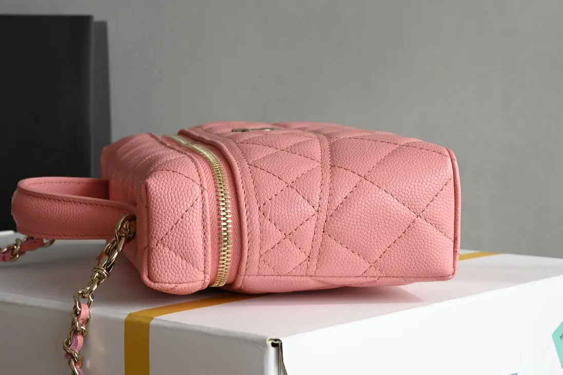 Imagem [4]-Chanel 25C Pink Box Clutch Bag Novos elementos do design de uma bolsa de embreagem de corrente cintura sentindo como uma obra de arte, para que as pessoas se apaixonem à primeira vista sabor de moda única é simplesmente elegante ao extremo ah 〰️ é um artefato fotográfico pode ser uma personificação perfeita doce e legal de Hardware: Thick chapeado 𝟣𝟦 𝗄 fivela de ouro claro couro: 𝗂𝗆𝗉𝗉𝖺𝗅𝖺 "três cabras" tamanho de bola pequena : 𝟣𝟩*𝟣𝟫.𝟧 *𝟧𝟧𝟧𝟩𝟩𝟩𝟫.