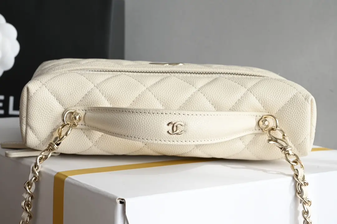 Picture [5]-Chanel 25C beige box clutch light apricot new elements designed a chain clutch 🆒 waist line sense like a work of art, people fall in love at first sight unique fashion flavor is simply elegant to the very end of it 〰️📷 it is also a photo artifact can be sweet and cool perfect embodiment ✨ Hardware: Thick plating 𝟣𝟦𝗄 light gold buckle leather: 𝗂𝗆𝗉𝗉𝖺𝗅𝖺 "Three Sheep" puck size: 𝟣𝟩*𝟣𝟫.𝟧 *𝟧𝟧𝟫𝟫. 𝗆- high quality replica handbags