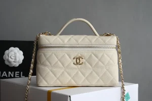 Chanel 25C beige box clutch light apricot color new elements of the design of a chain clutch 🆒 waist line feeling like a work of art to make people fall in love at first sight unique fashion flavor is simply elegant to the very end of it 〰️📷 is a photographic artifact can be a sweet and cool perfect embodiment of the ✨ Hardware: thick plated 𝟣𝟦𝗄 light gold buckle leather: 𝗂𝗆𝗉𝗉𝖺𝗅𝖺