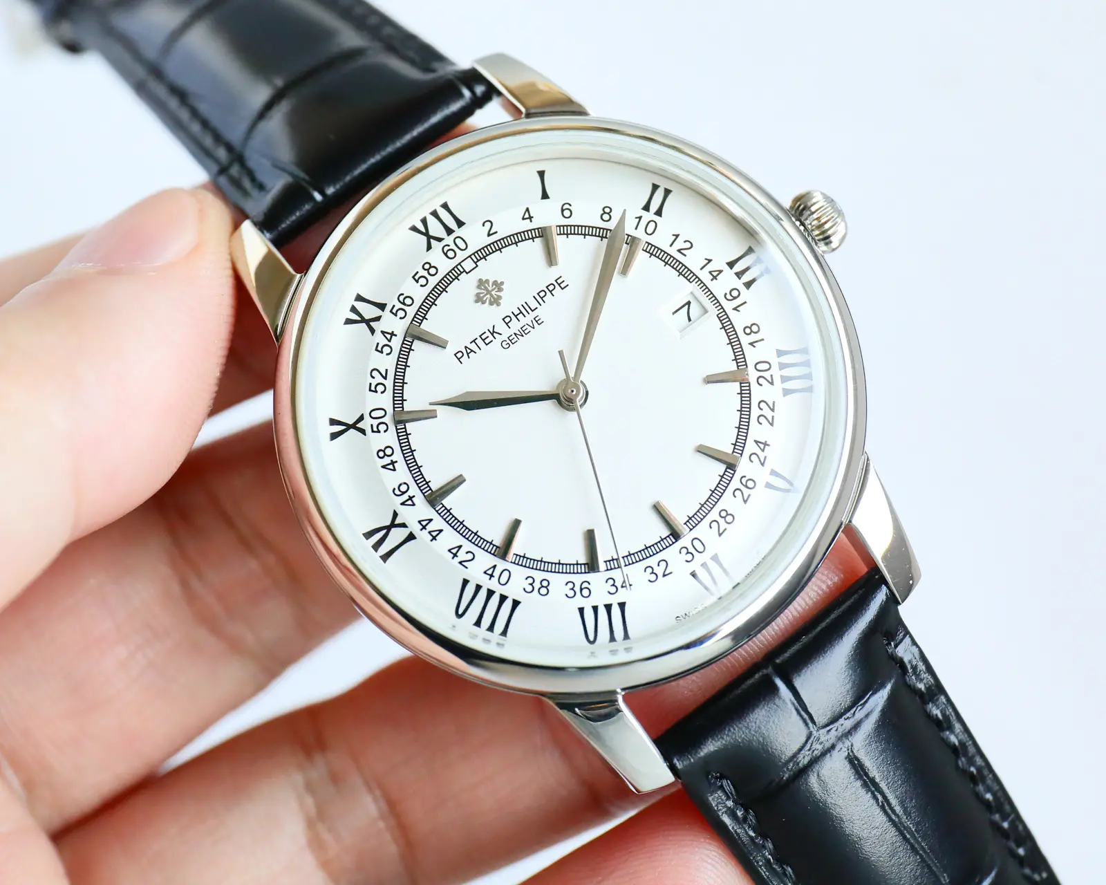 Patek Philippe PATEK PHILIPPE La plus haute version des montres automatiques haut de gamme !1️️L'équipe a travaillé pendant 9 mois pour concevoir la montre, s'efforçant d'être la première à franchir plusieurs couches de goulets d'étranglement techniques jusqu'à la perfection.2️⃣ Exclusif au marché, le diamètre extérieur du cadran en verre pot le plus récent utilisant des chiffres romains élégants et le diamètre intérieur de l'intégration de verre utilisant des goujons comme une échelle a un fort sens 3D de l'artisanat ultra-mince diamètre de 42mm👏.3️⃣Model avec mouvement original 9015® 28,800 vibrations par heure Zero Repair® qualité✅.4 ️ ️ style avec cuir de vachette italien pour un ajustement plus confortable sur le poignet 🗣.5️⃣Watch boucle gravée du logo classique de "PATEK PHILIPPE" est généreuse et classe.