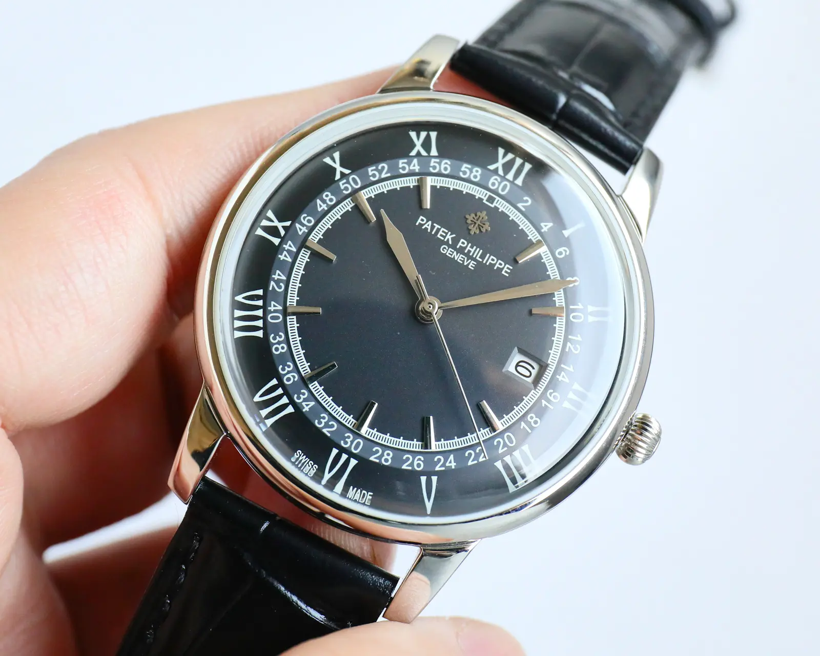 Patek Philippe PATEK PHILIPPE La plus haute version des montres automatiques haut de gamme !1️️L'équipe a travaillé pendant 9 mois pour concevoir la montre, s'efforçant d'être la première à franchir plusieurs couches de goulets d'étranglement techniques jusqu'à la perfection.2️⃣ Exclusif au marché, le diamètre extérieur du cadran en verre pot le plus récent utilisant des chiffres romains élégants et le diamètre intérieur de l'intégration de verre utilisant des goujons comme une échelle a un fort sens 3D de l'artisanat ultra-mince diamètre de 42mm👏.3️⃣Model avec mouvement original 9015® 28,800 vibrations par heure Zero Repair® qualité✅.4 ️ ️ style avec cuir de vachette italien pour un ajustement plus confortable sur le poignet 🗣.5️⃣Watch boucle gravée du logo classique de "PATEK PHILIPPE" est généreuse et classe.