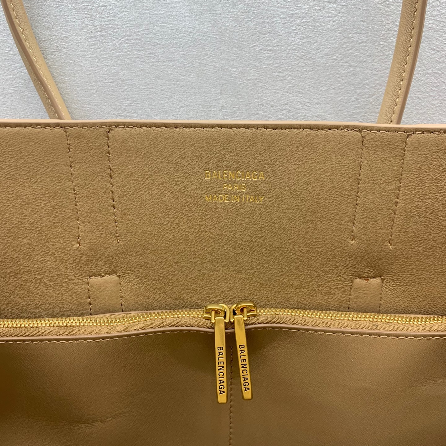 P2960 Medium Apricot Gold Buckle Balenciag Bel Air Show BagL'automne/hiver est en marche !!! Quoi qu'il arrive, il vous faut un Bel Air Medium de Balenciag... c'est tellement glamour ! Simple et élégant, son design est sophistiqué et généreux, le design du rabat avant a un sens de la hiérarchie, les détails de la qualité des sorties quotidiennes comme des grandes occasions, il fera de vous le centre d'intérêt du # vous êtes la nouvelle coqueluche du monde de la mode !Taille : 36.5-14.5-28cmNuméro de modèle : 789891680