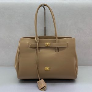 ¡¡¡¡Bolso de mano Balenciag Bel Air Show Otoño/Invierno Online!!!! ¡No importa qué, usted tiene que tener un Balenciag Bel Air en el medio, es tan glamoroso! Simple y con estilo su diseño es exquisito y generoso diseño de la solapa delantera tiene un sentido de jerarquía detalles muestran la calidad Ya se trate de una salida diaria o ocasiones importantes que puede hacer que usted se convierte en el foco de la parte posterior de la misma # usted es el nuevo favorito en el mundo de la moda Tamaño: 36.5-14.5-28cm Modelo No.: 789891680-High Bolsos de imitación