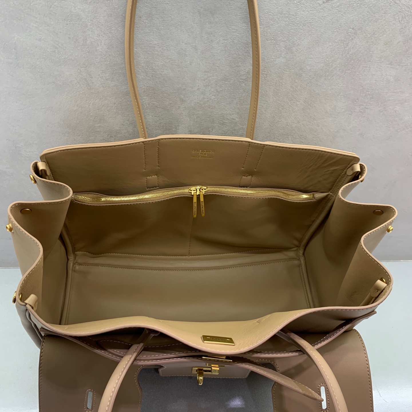 Image [7]- Medium Apricot Gold Buckle Balenciag Bel Air Show Handbag Autumn/Winter Online !!!! Quoi qu'il en soit, vous devez avoir un Bel Air de Balenciag en taille moyenne, c'est tellement glamour ! Simple et élégant son design est exquis et généreux le design du rabat avant a un sens de la hiérarchie les détails montrent la qualité Que ce soit une sortie quotidienne ou une occasion importante il peut vous faire devenir le centre d'intérêt de l'arrière de lui # vous êtes le nouveau favori dans le monde de la mode Taille : 36.5-14.5-28cm Modèle : 789891680-Sacs de haute couture