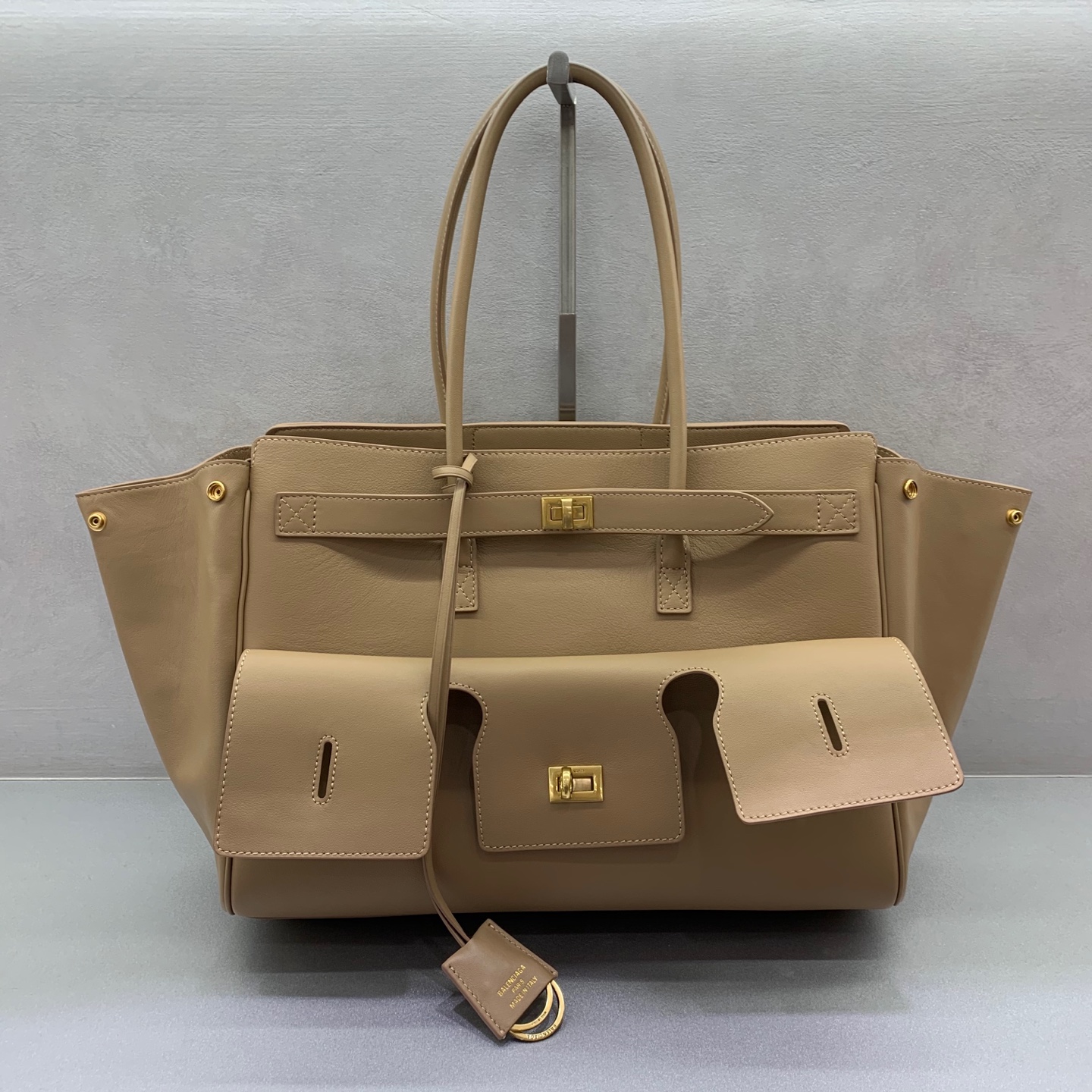 P2960 Medium Apricot Gold Buckle Balenciag Bel Air Show BagL'automne/hiver est en marche !!! Quoi qu'il arrive, il vous faut un Bel Air Medium de Balenciag... c'est tellement glamour ! Simple et élégant, son design est sophistiqué et généreux, le design du rabat avant a un sens de la hiérarchie, les détails de la qualité des sorties quotidiennes comme des grandes occasions, il fera de vous le centre d'intérêt du # vous êtes la nouvelle coqueluche du monde de la mode !Taille : 36.5-14.5-28cmNuméro de modèle : 789891680