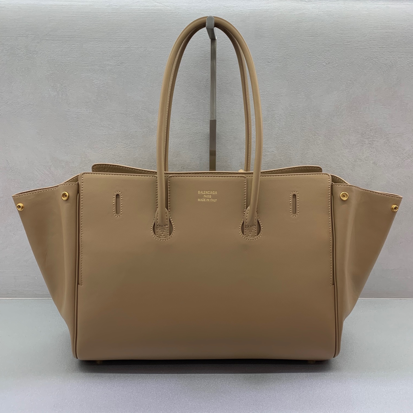 P2960 Medium Apricot Gold Buckle Balenciag Bel Air Show BagL'automne/hiver est en marche !!! Quoi qu'il arrive, il vous faut un Bel Air Medium de Balenciag... c'est tellement glamour ! Simple et élégant, son design est sophistiqué et généreux, le design du rabat avant a un sens de la hiérarchie, les détails de la qualité des sorties quotidiennes comme des grandes occasions, il fera de vous le centre d'intérêt du # vous êtes la nouvelle coqueluche du monde de la mode !Taille : 36.5-14.5-28cmNuméro de modèle : 789891680