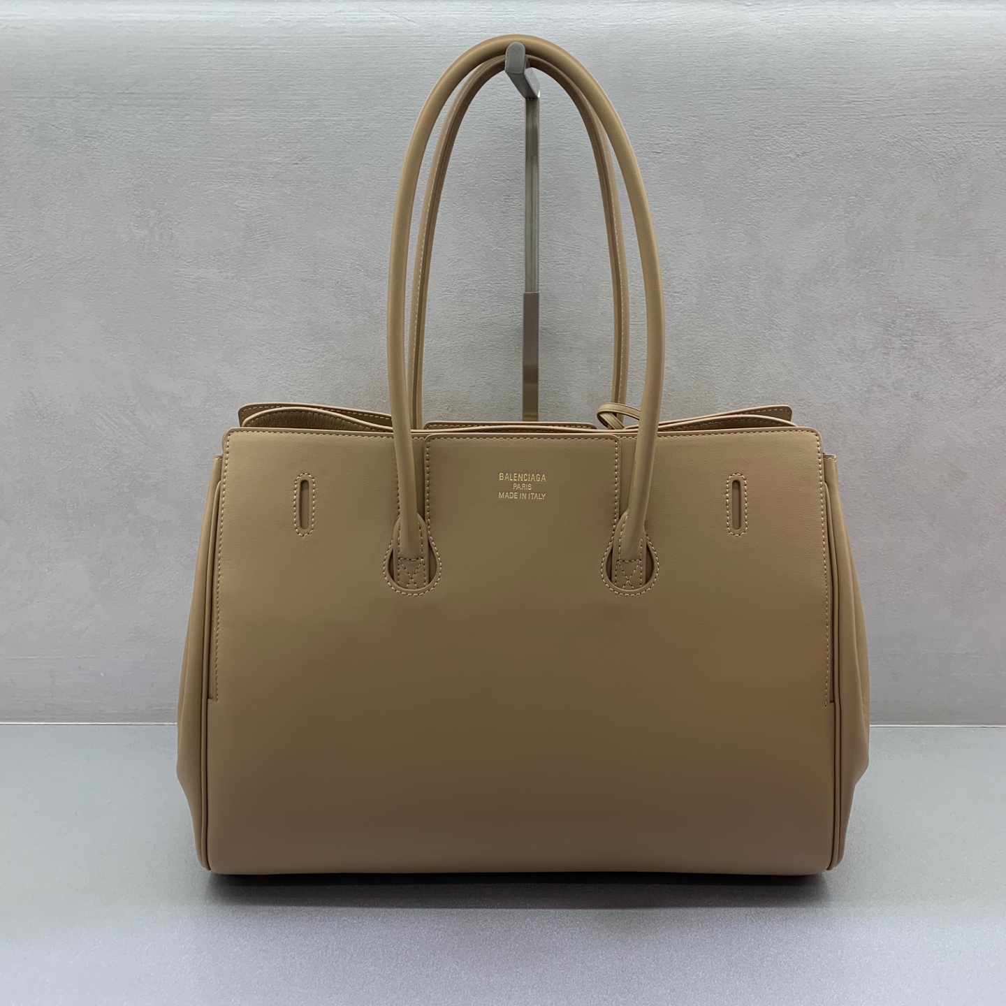 P2960 Medium Apricot Gold Buckle Balenciag Bel Air Show BagL'automne/hiver est en marche !!! Quoi qu'il arrive, il vous faut un Bel Air Medium de Balenciag... c'est tellement glamour ! Simple et élégant, son design est sophistiqué et généreux, le design du rabat avant a un sens de la hiérarchie, les détails de la qualité des sorties quotidiennes comme des grandes occasions, il fera de vous le centre d'intérêt du # vous êtes la nouvelle coqueluche du monde de la mode !Taille : 36.5-14.5-28cmNuméro de modèle : 789891680