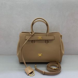 ¡¡¡¡P2560 Bolso de mano pequeño con hebilla plateada Balenciag Bel Air Otoño/Invierno Online!!!! El pequeño Balenciag Bel Air es tan glamuroso que tendrá que tenerlo pase lo que pase. Sencillo y elegante su diseño es delicado y generoso el diseño de la solapa delantera tiene un sentido de jerarquía los detalles muestran calidad Tanto si se trata de una salida diaria como de ocasiones importantes puede hacer que se convierta en el centro de atención de su parte trasera # usted es la nueva favorita en el mundo de la moda Modelo nº: 789891480 Tamaño: 30-10-24cm,