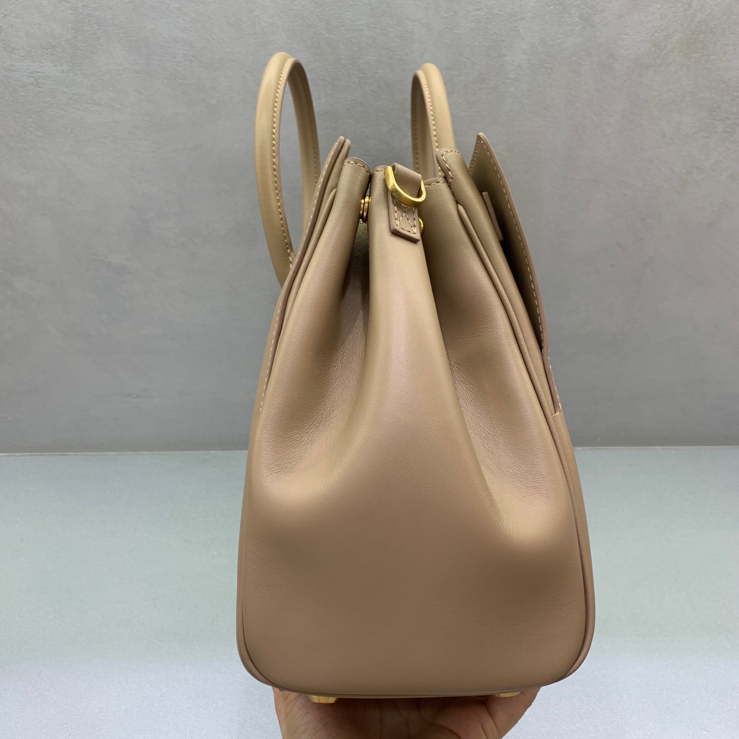 写真 [5]-Small Apricot Gold Clasp Balenciag Bel Air ショーハンドバッグ秋冬オンライン!!!!小さなバレンシアグ ベルエアはとても華やかです！シンプルでファッショナブルなそのデザインは絶妙であり、寛大なフロントフラップのデザインは、それが通りや重要な場面で日常的であるかどうか、それはあなたがファッションの世界で新しいお気に入りであるそれ#の背面の焦点になることができます品質を示すのより多くのレイヤードセンスです モデル番号：789891480 サイズ：30-10-24センチメートル,-高品質のレプリカハンドバッグ。