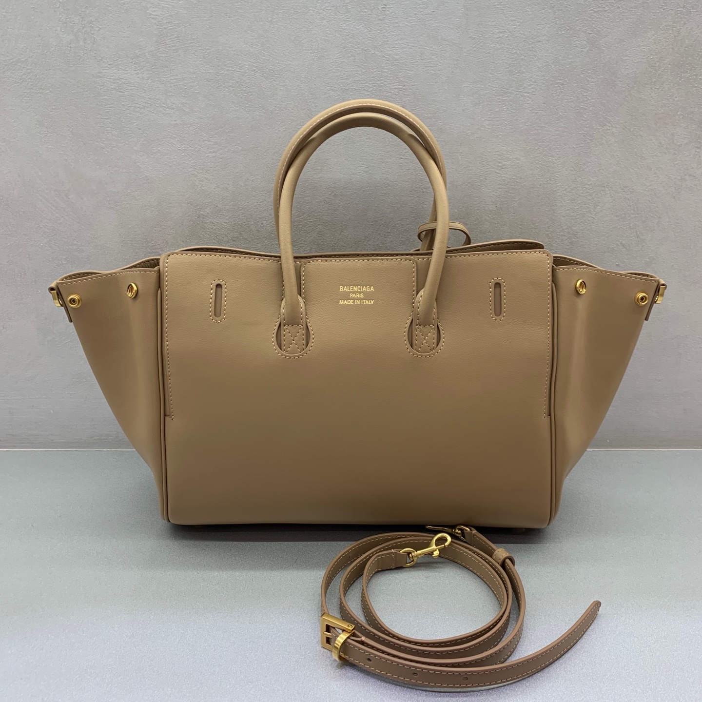 写真 [4]-Small Apricot Gold Clasp Balenciag Bel Air ショーハンドバッグ秋冬オンライン!!!!小さなバレンシアグ ベルエアはとても華やかです！シンプルでファッショナブルなそのデザインは絶妙であり、寛大なフロントフラップのデザインは、それが毎日の外出や重要な機会であるかどうか、それはあなたがファッションの世界で新たなお気に入りであるそれ#の背面の焦点になることができます品質を表示するのより多くの層状感覚である モデル番号：789891480サイズ：30-10-24センチメートル、-高品質のレプリカハンドバッグ