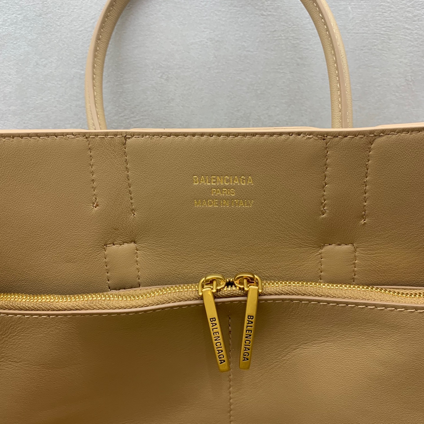 画像 [8]-Small apricot gold buckle Balenciag Bel Air ショーバッグ秋冬オンライン!!!!バレンシアグ ベルエア（BALENCIAG BEL AIR）のスモールショルダーバッグ！シンプルでファッショナブルなそのデザインは絶妙であり、寛大なフロントフラップのデザインは、それが毎日の外出や重要な機会であるかどうか、それはあなたがファッションの世界で新たなお気に入りであるそれ#の背面の焦点になることができます詳細を表示する品質のより多くのレイヤードセンスです モデル番号：789891480 サイズ：30-10-24センチメートル,-高品質のレプリカハンドバッグ。