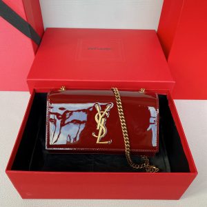 YSL date rouge cuir verni KATE 20cm jamais démodé style irrésistible super glamour manpower style must-have ! 20cm utiliser juste bon à sortir les articles must-have peut facilement être incorporé ! Vous aimez ? Modèle : 469390 Taille : 20x13.5x5.5cm-High Faux Bags