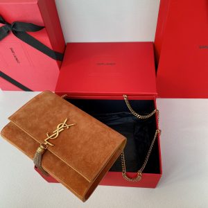 P950 YSL Kate en cuir givré marron avec boucle doréeSi une fille veut un sac classique, pratique et facile à porter, de préférence avec une touche de fraîcheur et de jeunesse, elle devrait sans aucun doute opter pour le sac classique à logo YSL ! Comme ce Monclerogram Kate a conquis le cœur d'innombrables personnes le style le plus polyvalent, le plus classique et le plus polyvalent de l'histoire est une bonne aide pour la modélisation convexe comment porter comment avoir l'air bien décontracté un crossbody sera pour leur propre style plus points plus points beaucoup de blogueurs étrangers et de célébrités sont plus qu'amoureux de ce sac !Numéro de modèle : 326076QTaille : 24×14.5×5