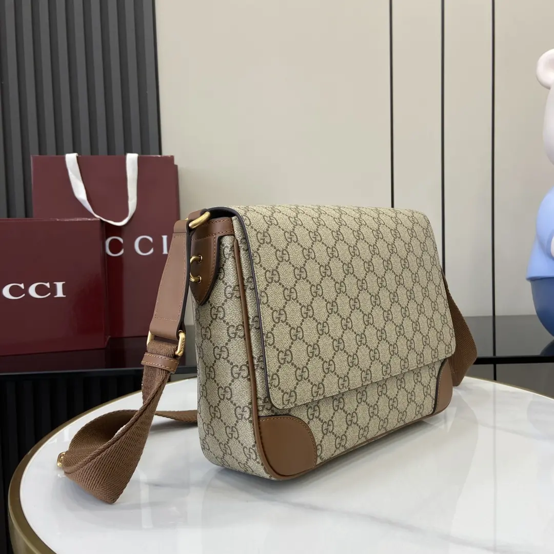 p1080 Gucci Flap Brown Emblem Collection Messenger Bag Ce sac de voyage pour homme est une nouvelle interprétation de l'élégance intemporelle et du savoir-faire de la marque Ce sac à bandoulière est réalisé dans le nouveau tissu enduit monogrammé GG marron avec une poche intérieure zippée et une bandoulière réglable nouveau tissu enduit monogrammé GG marron passepoil en cuir marron doublure en coton Intérieur : 1 poche zippée bandoulière en toile réglable (57 cm) ; longueur réglable entre 80 cm et 136 cm (hauteur). (57 cm de haut) ; longueur réglable entre 80 cm et 136 cm Fermeture à rabat Modèle : 821154 Dimensions : 29 cm (L) x 23 cm (H) x 7,5 cm (P) Poids : environ 0,85 kg Couleur : pvc marron/Création italienne - Sacs de haute qualité