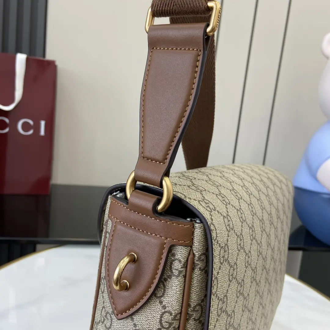 p1080 Bolso Gucci Flap Brown Emblem Collection Messenger Bag La pieza de viaje para hombre es una interpretación fresca de la elegancia atemporal y la artesanía de la marca Este bolso bandolera está confeccionado en el nuevo tejido revestido marrón con monograma GG con un bolsillo interior con cremallera y correa ajustable para el hombro nuevo tejido revestido marrón con monograma GG ribete de piel marrón forro de algodón Interior: 1 bolsillo con cremallera correa ajustable para el hombro de lona (57 cm); longitud ajustable entre 80 cm y 136 cm (altura) (57 cm de alto); longitud ajustable entre 80 cm y 136 cm Cierre con solapa Modelo: 821154 Dimensiones: 29 cm (ancho) x 23 cm (alto) x 7,5 cm (fondo) Peso: aprox. 0,85 kg Color: Marrón pvc/Creación italiana - Bolsos de alta calidad