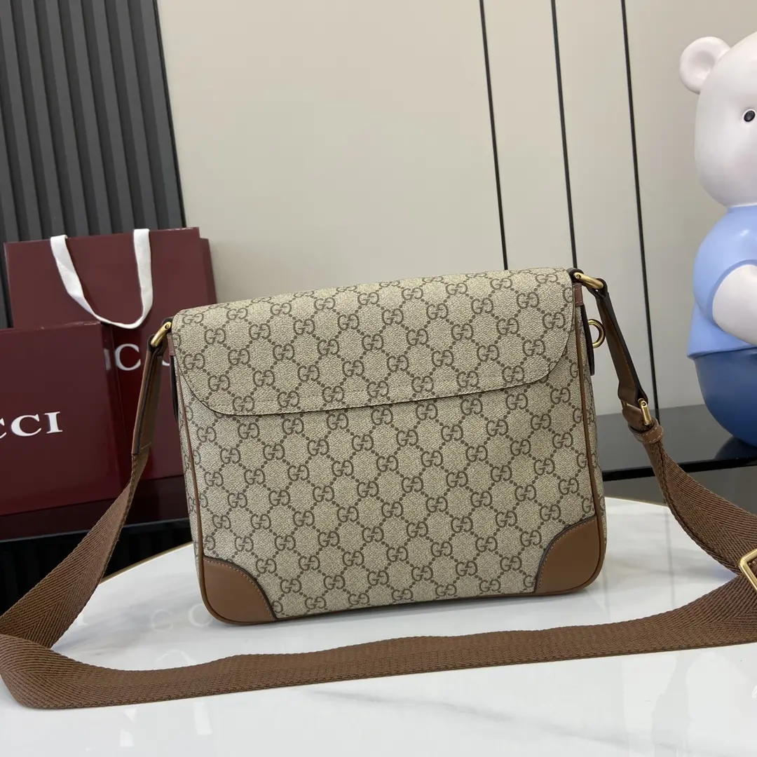 p1080 Gucci Flap Brown Emblem Collection Messenger Bag Ce sac de voyage pour homme est une nouvelle interprétation de l'élégance intemporelle et du savoir-faire de la marque Ce sac à bandoulière est réalisé dans le nouveau tissu enduit monogrammé GG marron avec une poche intérieure zippée et une bandoulière réglable nouveau tissu enduit monogrammé GG marron passepoil en cuir marron doublure en coton Intérieur : 1 poche zippée bandoulière en toile réglable (57 cm) ; longueur réglable entre 80 cm et 136 cm (hauteur). (57 cm de haut) ; longueur réglable entre 80 cm et 136 cm Fermeture à rabat Modèle : 821154 Dimensions : 29 cm (L) x 23 cm (H) x 7,5 cm (P) Poids : environ 0,85 kg Couleur : pvc marron/Création italienne - Sacs de haute qualité