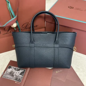 P1840
Loro piana 诺悠翩雅
Ghiera Shopper 小号购物袋 深宝蓝
采用粒面皮革精制而成超大容量设计Ghiera环扣营造出别致的“腰带”效果使这款手袋既可敞开携带也可闭合携带打造精致的造型皮革手柄可拆卸内袋装饰扣金属色饰面配件羊绒衬里
size：28 x 19 x 12cm
款号FAO7473
配全套专柜礼盒包装🎁-高仿包包