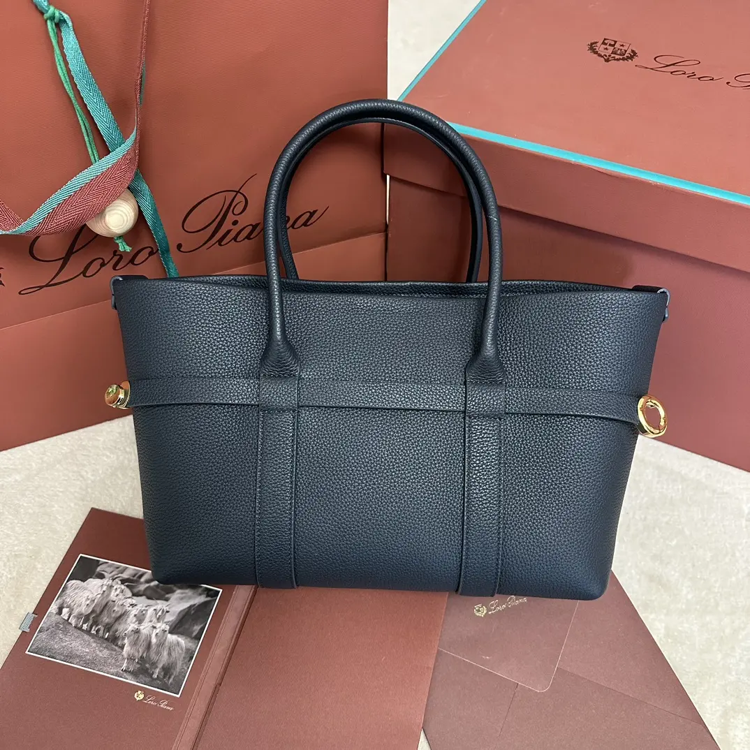 图片[3]-P1840
Loro piana 诺悠翩雅
Ghiera Shopper 小号购物袋 深宝蓝
采用粒面皮革精制而成超大容量设计Ghiera环扣营造出别致的“腰带”效果使这款手袋既可敞开携带也可闭合携带打造精致的造型皮革手柄可拆卸内袋装饰扣金属色饰面配件羊绒衬里
size：28 x 19 x 12cm
款号FAO7473
配全套专柜礼盒包装🎁-高仿包包