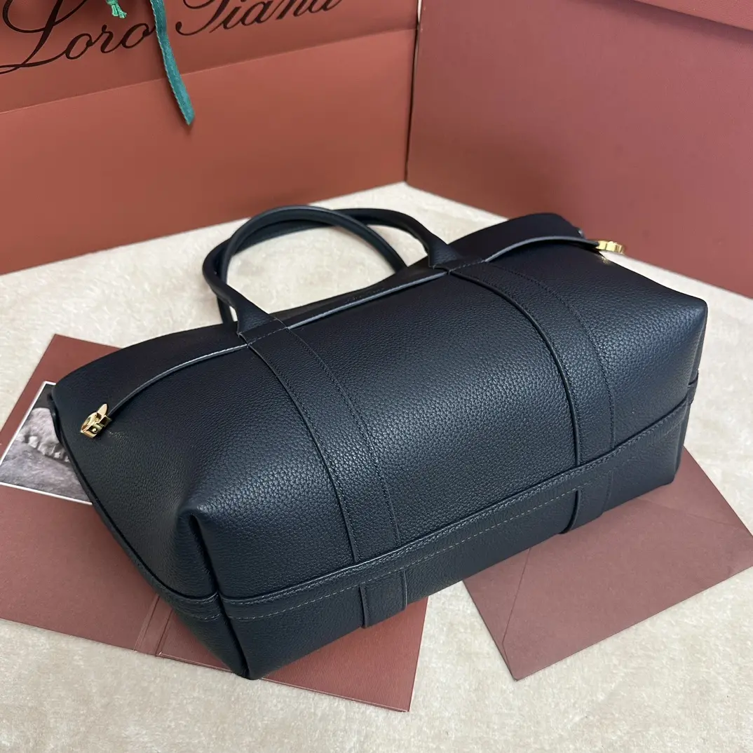 图片[4]-P1840
Loro piana 诺悠翩雅
Ghiera Shopper 小号购物袋 深宝蓝
采用粒面皮革精制而成超大容量设计Ghiera环扣营造出别致的“腰带”效果使这款手袋既可敞开携带也可闭合携带打造精致的造型皮革手柄可拆卸内袋装饰扣金属色饰面配件羊绒衬里
size：28 x 19 x 12cm
款号FAO7473
配全套专柜礼盒包装🎁-高仿包包