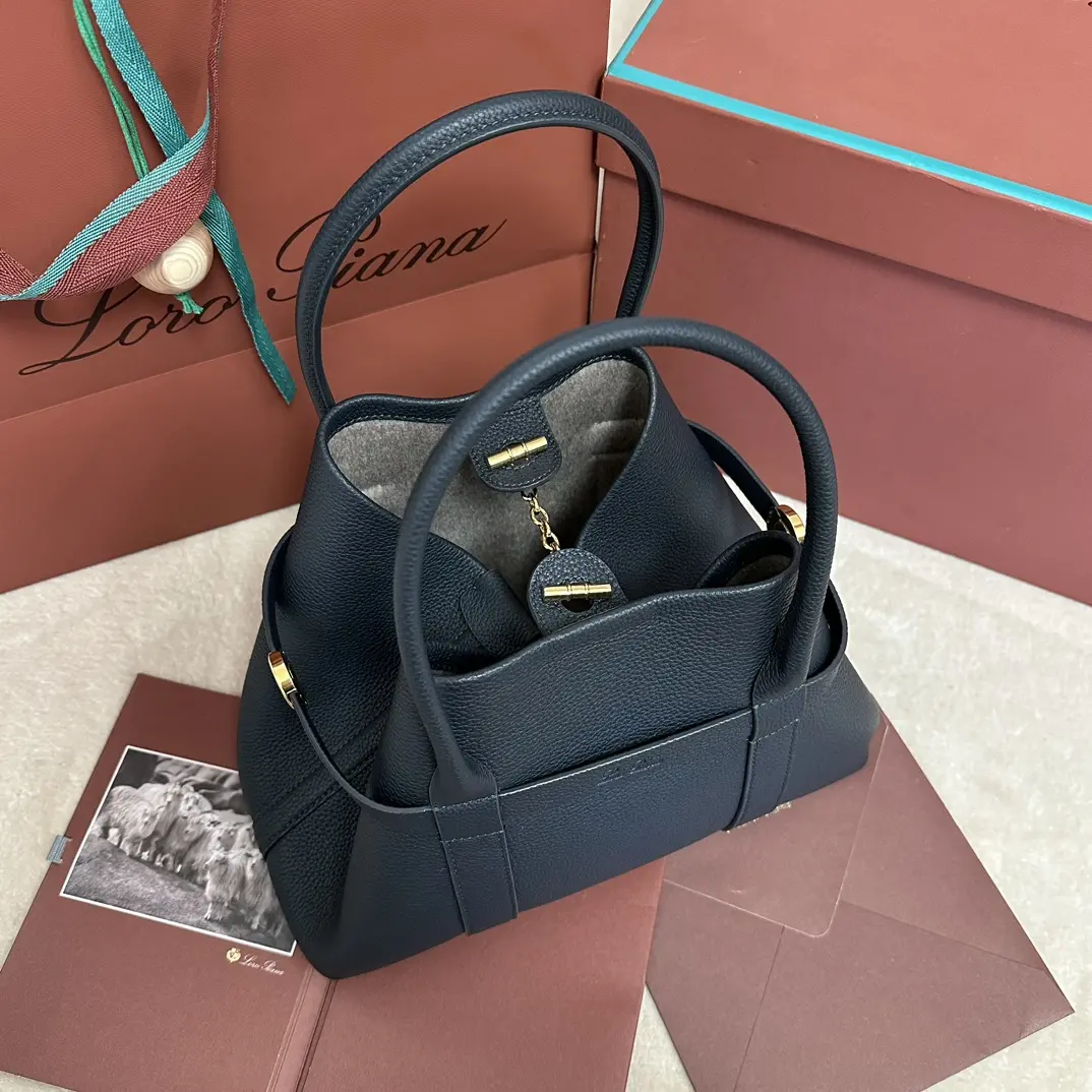 图片[2]-P1840
Loro piana 诺悠翩雅
Ghiera Shopper 小号购物袋 深宝蓝
采用粒面皮革精制而成超大容量设计Ghiera环扣营造出别致的“腰带”效果使这款手袋既可敞开携带也可闭合携带打造精致的造型皮革手柄可拆卸内袋装饰扣金属色饰面配件羊绒衬里
size：28 x 19 x 12cm
款号FAO7473
配全套专柜礼盒包装🎁-高仿包包