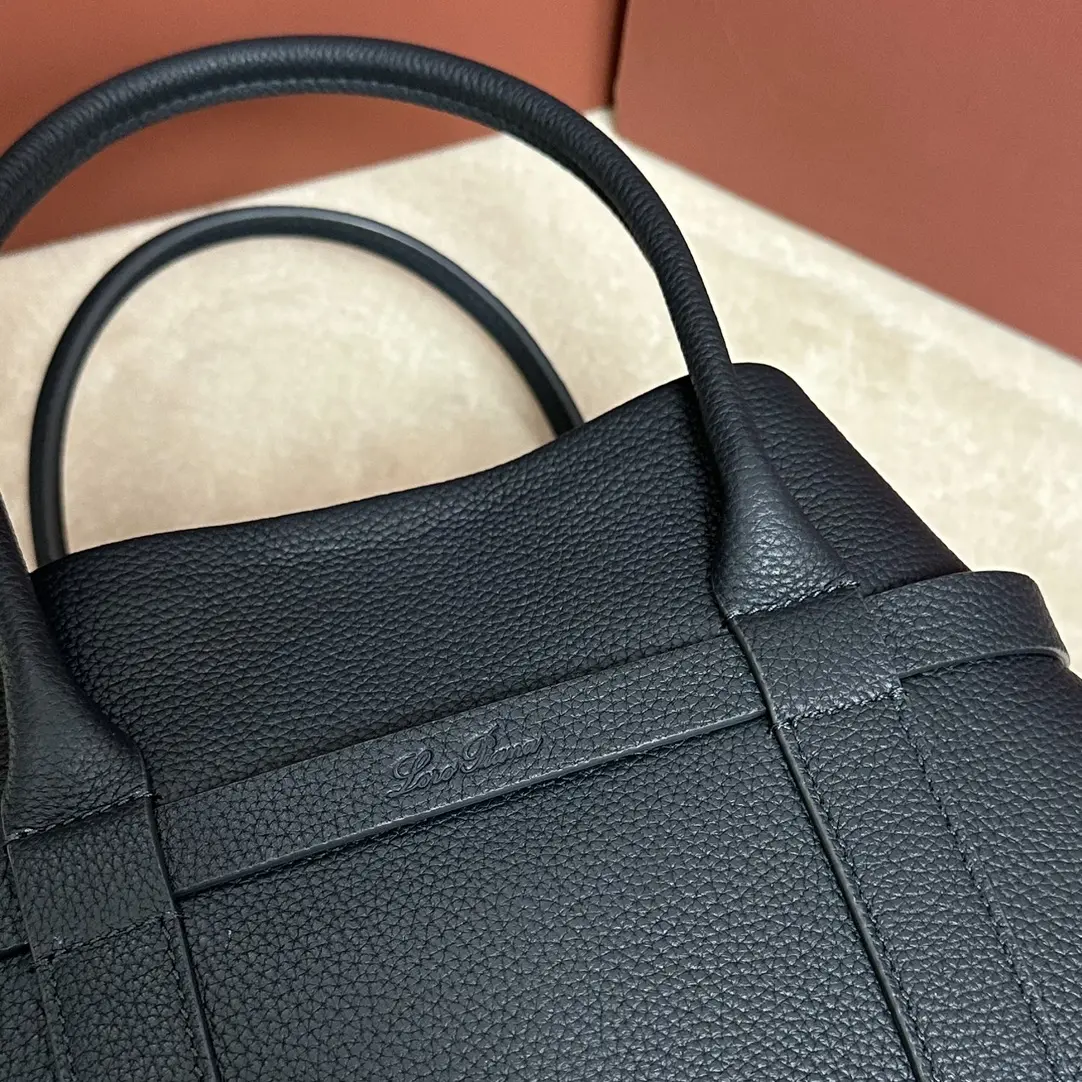 图片[7]-P1840
Loro piana 诺悠翩雅
Ghiera Shopper 小号购物袋 深宝蓝
采用粒面皮革精制而成超大容量设计Ghiera环扣营造出别致的“腰带”效果使这款手袋既可敞开携带也可闭合携带打造精致的造型皮革手柄可拆卸内袋装饰扣金属色饰面配件羊绒衬里
size：28 x 19 x 12cm
款号FAO7473
配全套专柜礼盒包装🎁-高仿包包