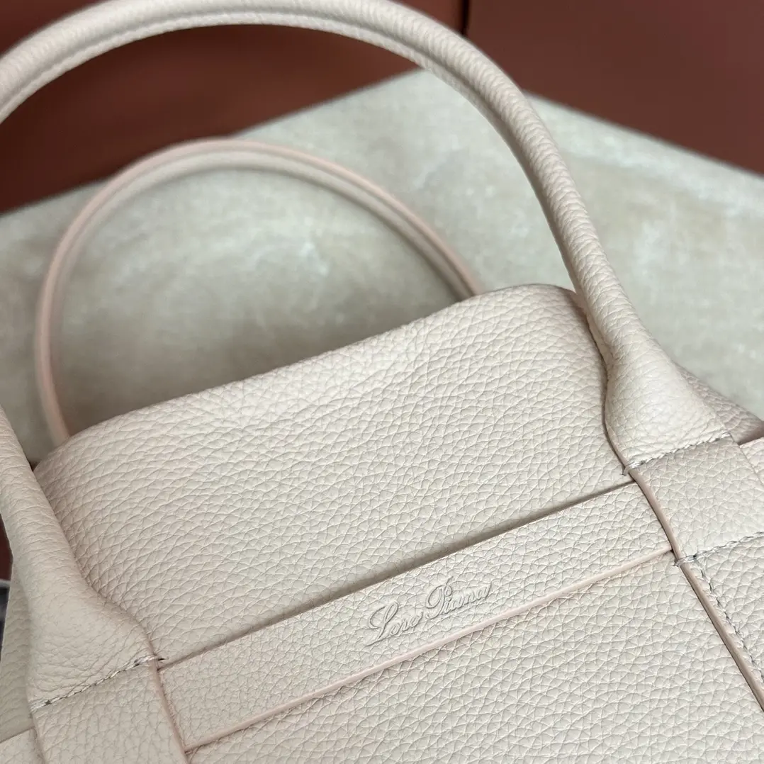 Image [7]-P1840Loro piana Noyo Piana Ghiera Shopper Pequeño Crema Miel Confeccionado en piel granulada, el cierre de anilla Ghiera de gran capacidad crea un elegante efecto "cinturón" que permite llevar el bolso tanto abierto como cerrado para un look sofisticado. EstiloAsas de pielBolsillo interior extraíbleCierre decorativoAcabado en tonos metálicosAccesoriosForro de cachemiraTamaño: 28 x 19 x 12 cmNº de modelo FAO7473Completo en una caja de regalo 🎁Bolso de alta calidad