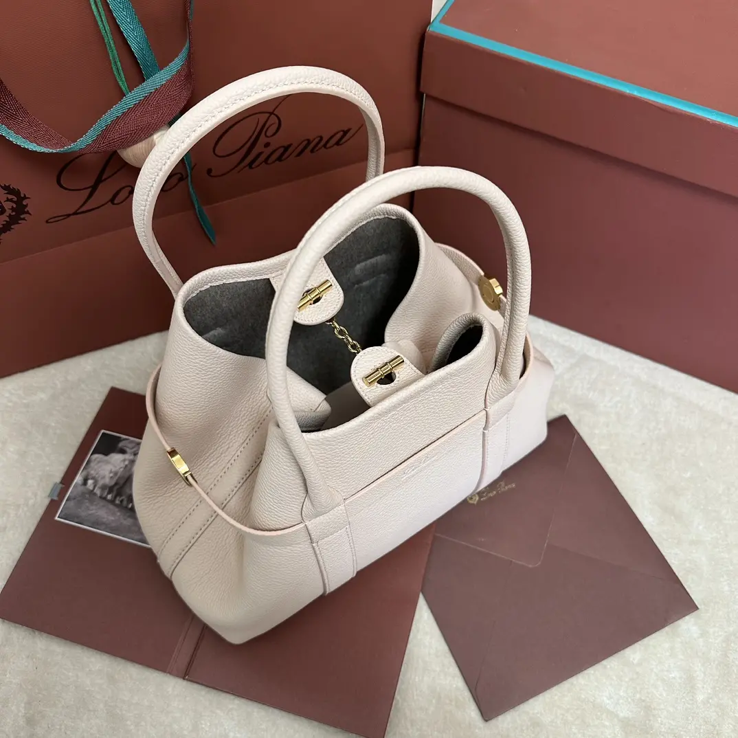 Image [2]-P1840Loro piana Noyo Piana Ghiera Shopper Pequeño Crema Miel Confeccionado en piel granulada, el lazo Ghiera de gran capacidad crea un elegante efecto "cinturón" que permite llevar el bolso tanto abierto como cerrado para un look sofisticado. EstiloAsas de pielBolsillo interior extraíbleHebilla decorativaAcabado metálicoAccesoriosForro de cachemiraTamaño: 28 x 19 x 12 cmNº de modelo FAO7473Viene en una caja de regalo con mostrador completo 🎁-Bolsos de alta calidad