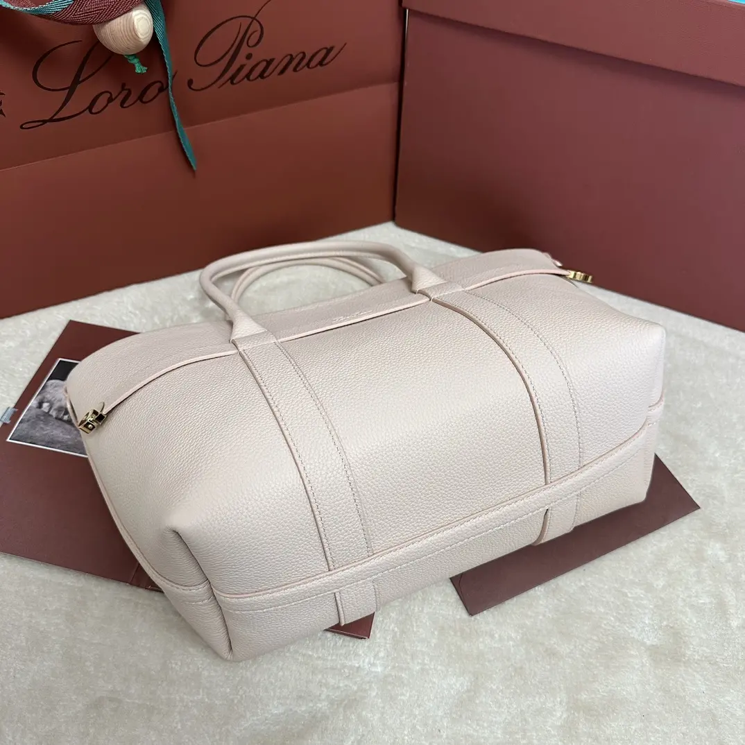 Image [4]-P1840Loro piana Noyo Piana Ghiera Shopper Pequeño Crema Miel Confeccionado en piel granulada, el diseño de gran capacidad del lazo Ghiera crea un elegante efecto "cinturón" que permite llevar el bolso tanto abierto como cerrado para un look sofisticado. EstiloAsas de pielBolsillo interior extraíbleCierre decorativoAcabado en tonos metálicosAccesoriosForro de cachemiraTamaño: 28 x 19 x 12 cmNº de modelo FAO7473Completo en una caja de regalo 🎁Bolso de alta calidad