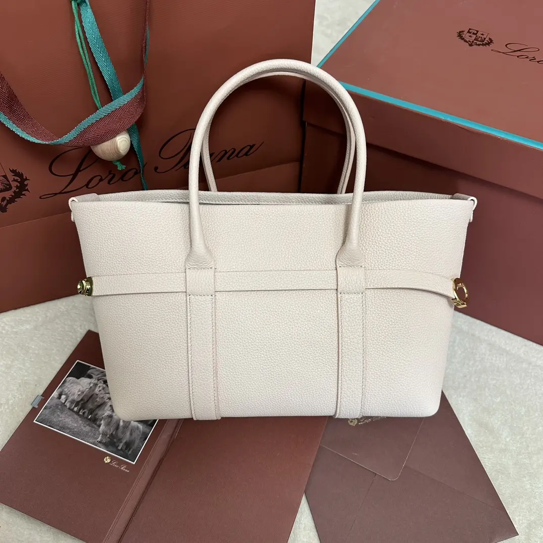 图片[3]-P1840
Loro piana 诺悠翩雅
Ghiera Shopper 小号购物袋 奶油蜂蜜色
采用粒面皮革精制而成超大容量设计Ghiera环扣营造出别致的“腰带”效果使这款手袋既可敞开携带也可闭合携带打造精致的造型皮革手柄可拆卸内袋装饰扣金属色饰面配件羊绒衬里
size：28 x 19 x 12cm
款号FAO7473
配全套专柜礼盒包装🎁-高仿包包