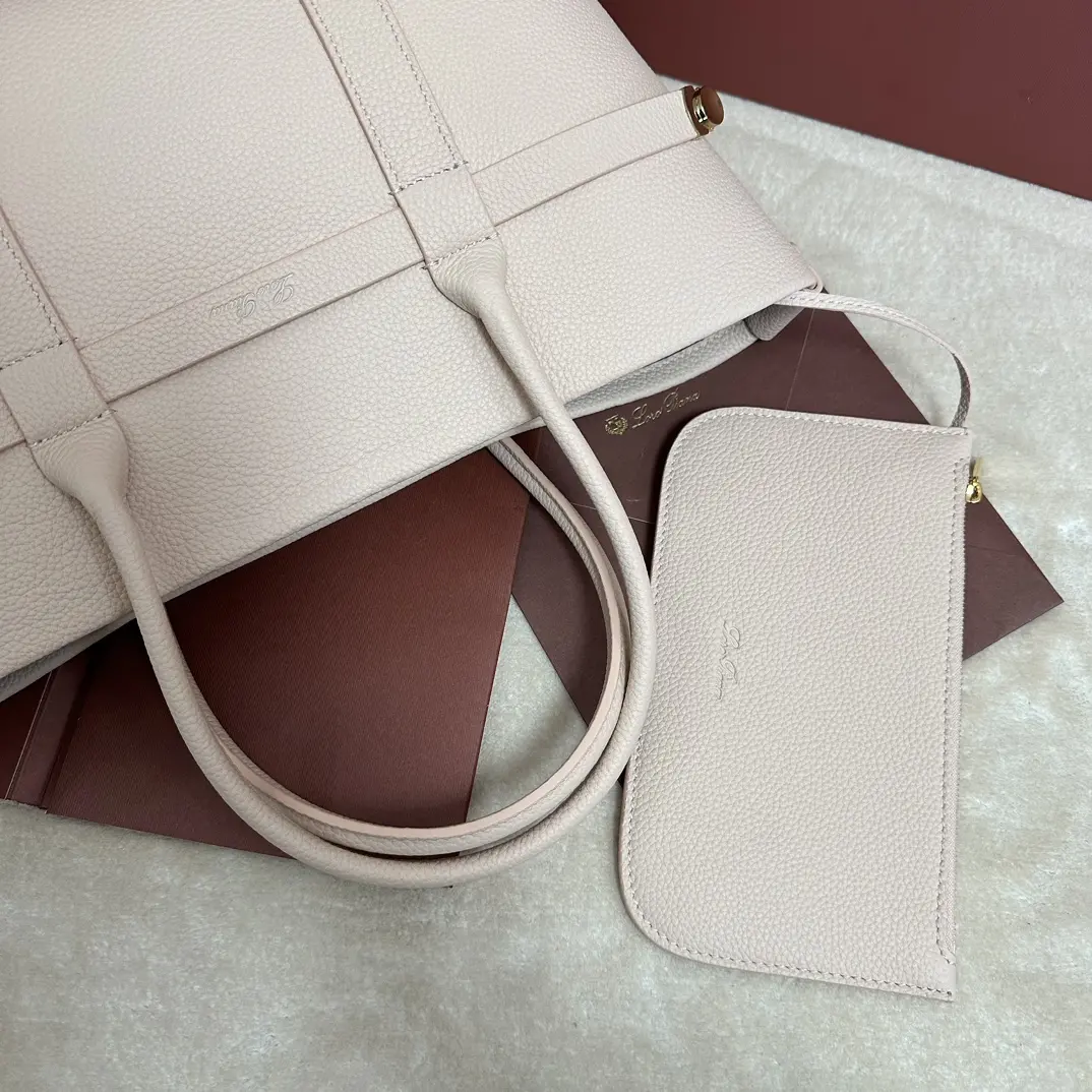 Image [5]-P1840Loro piana Noyo Piana Ghiera Shopper Pequeño Crema Miel Confeccionado en piel granulada, el diseño de gran capacidad del lazo Ghiera crea un elegante efecto "cinturón" que permite llevar el bolso tanto abierto como cerrado para un look sofisticado. EstiloAsas de pielBolsillo interior extraíbleCierre decorativoAcabado en color metalizadoAccesoriosForro de cachemiraTamaño: 28 x 19 x 12 cmNº de modelo FAO7473Completo en una caja de regalo 🎁Bolso de alta calidad