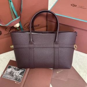 P1840Loro piana Noyo Ghiera Shopper Small Red Bean Fabriqué en cuir grainé, le passant Ghiera de grande capacité crée un effet 'ceinture' chic, permettant au sac d'être porté ouvert ou fermé pour un look sophistiqué Poignées en cuir détachables. Poches intérieuresBoucle décorativeFinition métalliséeAccessoiresDoublure en cachemireTaille : 28 x 19 x 12cmModèle no. FAO7473Livré dans un coffret cadeau 🎁-Sacs haute couture