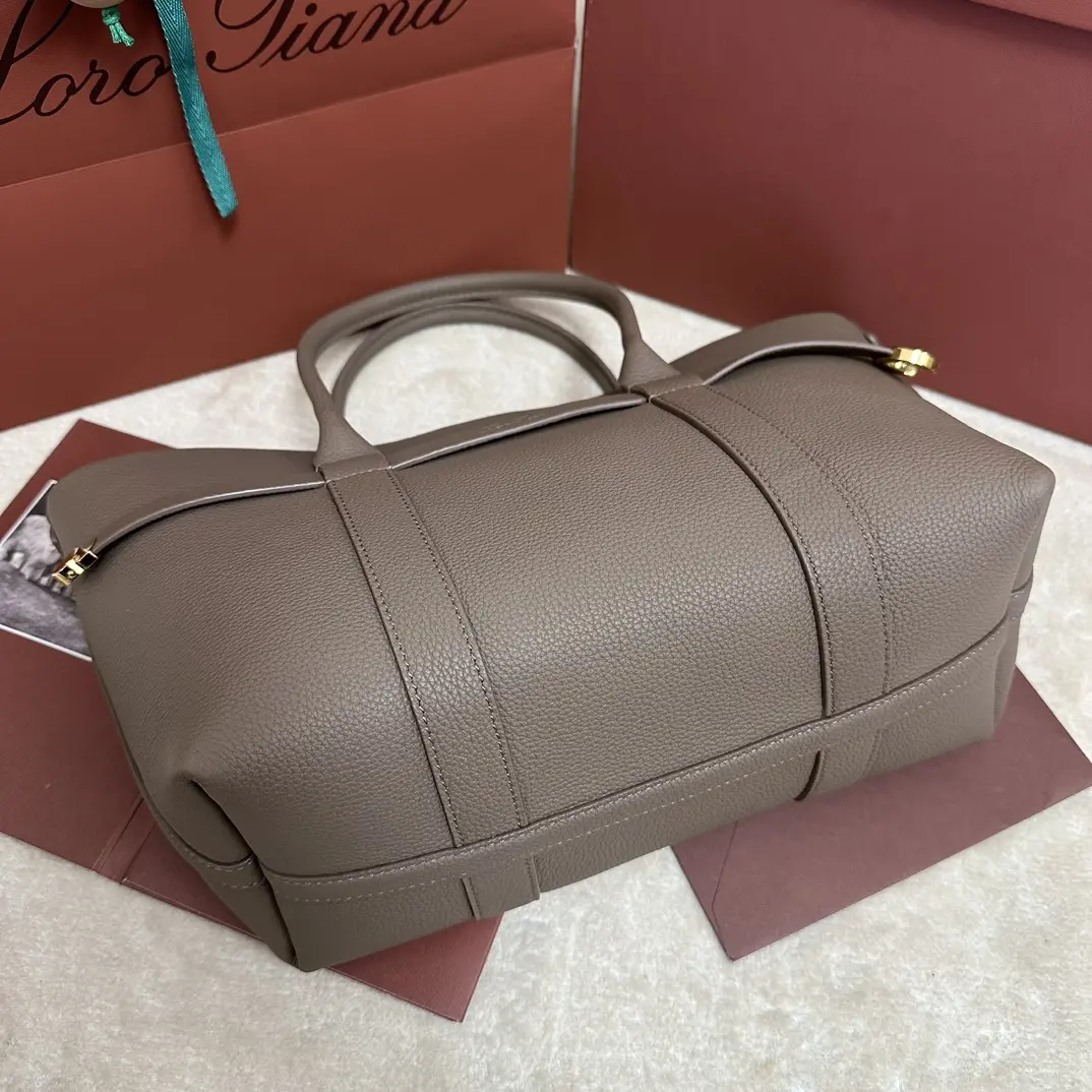 Image [4]-P1840Loro piana Noyo Piana Ghiera Shopper Small Rock Grey Crafted from grained leather, the oversized Ghiera loop creates a chic "belt" effect that allows the bag to be carried open or closed for a sophisticated look. Leather handlesRemovable inside pocketDecorative buckleMetallic finishAccessoriesCashmere liningSize: 28 x 19 x 12cmModel no. FAO7473Comes in a full counter gift box 🎁-High-quality handbags