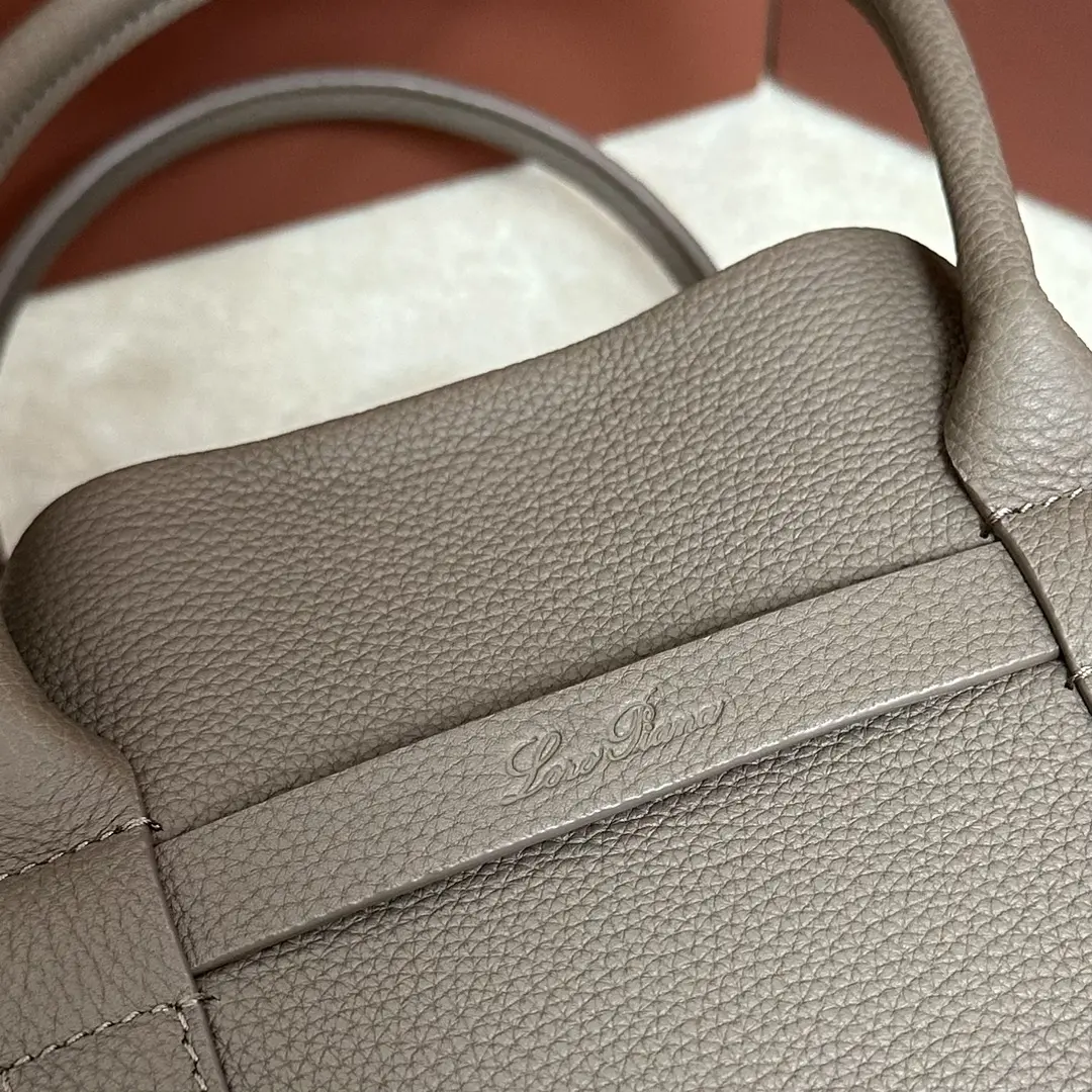 Image [7]-P1840Loro piana Noyo Piana Ghiera Shopper Small Rock Grey Crafted from grained leather, the oversized Ghiera loop creates a chic "belt" effect that allows the bag to be carried open or closed for a sophisticated look. Leather handlesRemovable inside pocketDecorative buckleMetallic finishAccessoriesCashmere liningSize: 28 x 19 x 12cmModel no. FAO7473Comes in a full counter gift box 🎁-High-quality handbags