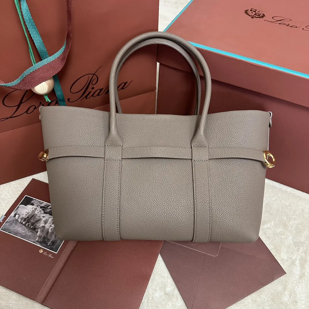 画像[3]-P1840Loro piana Noyo Ghiera Shopper Small Rock Greyグレインレザーを使用したオーバーサイズデザインのGhieraループは、シックな「ベルト」効果を生み出し、バッグを開いたり閉じたりして洗練されたスタイルで持つことができます。レザーハンドル取り外し可能な内ポケットディテールバックルメタルフィニッシュアクセサリーカシミヤライニングサイズ：28 x 19 x 12cmモデル番号：FAO7473フルカウンターギフトボックス入り🎁-ハイクオリティハンドバッグ