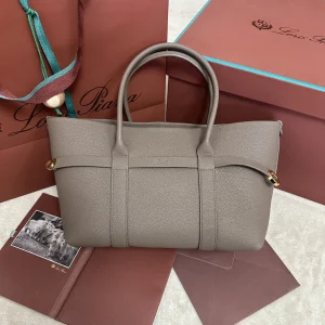 P1840
Loro piana 诺悠翩雅
Ghiera Shopper 小号购物袋 岩石灰
采用粒面皮革精制而成超大容量设计Ghiera环扣营造出别致的“腰带”效果使这款手袋既可敞开携带也可闭合携带打造精致的造型皮革手柄可拆卸内袋装饰扣金属色饰面配件羊绒衬里
size：28 x 19 x 12cm
款号FAO7473
配全套专柜礼盒包装🎁-高仿包包