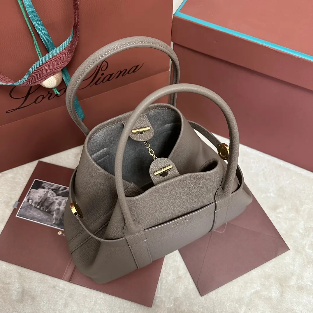 Image [2]-P1840Loro piana Noyo Piana Ghiera Shopper Small Rock Grey Crafted from grained leather, the oversized Ghiera loop creates a chic "belt" effect that allows the bag to be carried open or closed for a sophisticated look. Leather handlesRemovable inside pocketDecorative buckleMetallic finishAccessoriesCashmere liningSize: 28 x 19 x 12cmModel no. FAO7473Comes in a full counter gift box 🎁-High-quality handbags