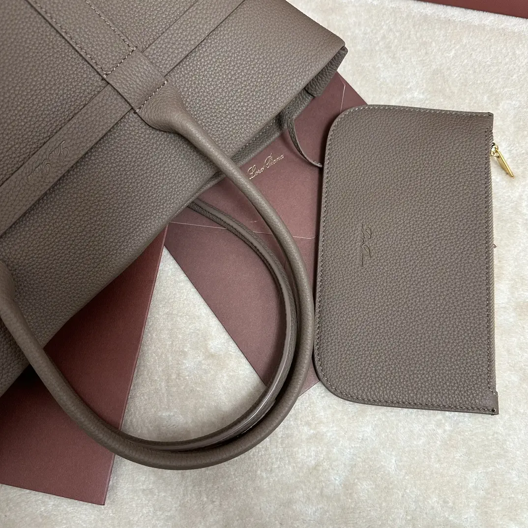 画像[5]-P1840Loro piana Noyo Ghiera Shopper Small Rock Greyグレインレザーを使用したオーバーサイズデザインのGhieraループは、シックな「ベルト」効果を生み出し、バッグを開いて持つことも閉じて持つこともでき、洗練されたルックを演出します。レザーハンドル取り外し可能な内ポケットディテールバックルメタルフィニッシュアクセサリーカシミヤライニングサイズ：28 x 19 x 12cmモデル番号：FAO7473フルカウンターギフトボックス入り🎁-ハイクオリティハンドバッグ