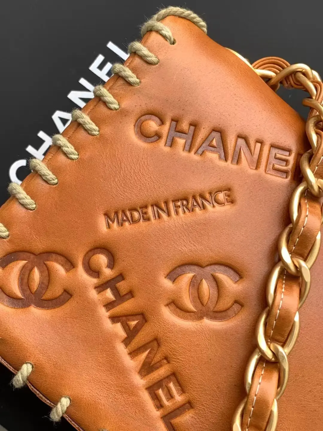 Le sac Chanel Vintage en cuir écorce CF Chain, lorsque je l'ai eu pour la première fois, m'a tellement impressionné ! C'est une couleur rare et magnifique ! Le corps du sac imprimé avec le logo unique de la grand-mère parfumée est le genre de porter une ou deux décennies ne sera pas démodé dans les modèles anciens porter à où sera la fille la plus brillante grande capacité et sens pratique de la mode, taille 25 X6 X 14cm.