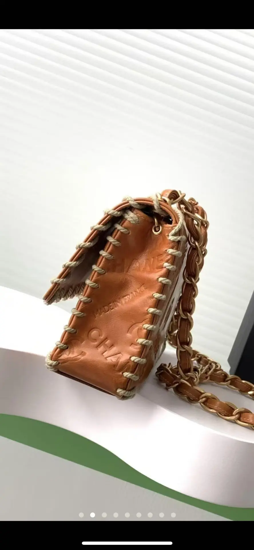 Le sac Chanel Vintage en cuir écorce CF Chain, lorsque je l'ai eu pour la première fois, m'a tellement impressionné ! C'est une couleur rare et magnifique ! Le corps du sac imprimé avec le logo unique de la grand-mère parfumée est le genre de porter une ou deux décennies ne sera pas démodé dans les modèles anciens porter à où sera la fille la plus brillante grande capacité et sens pratique de la mode, taille 25 X6 X 14cm.